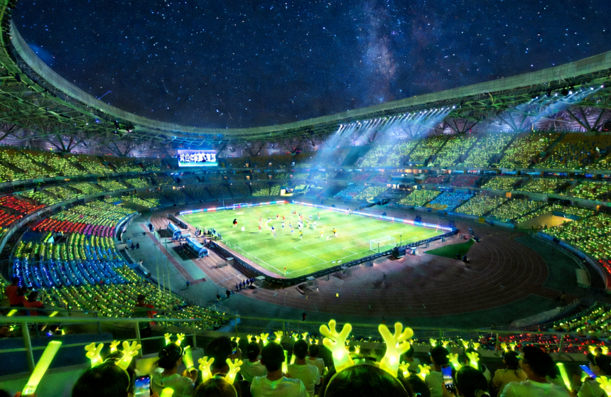 星空综合体育赛事直播现场观众席与球场全景